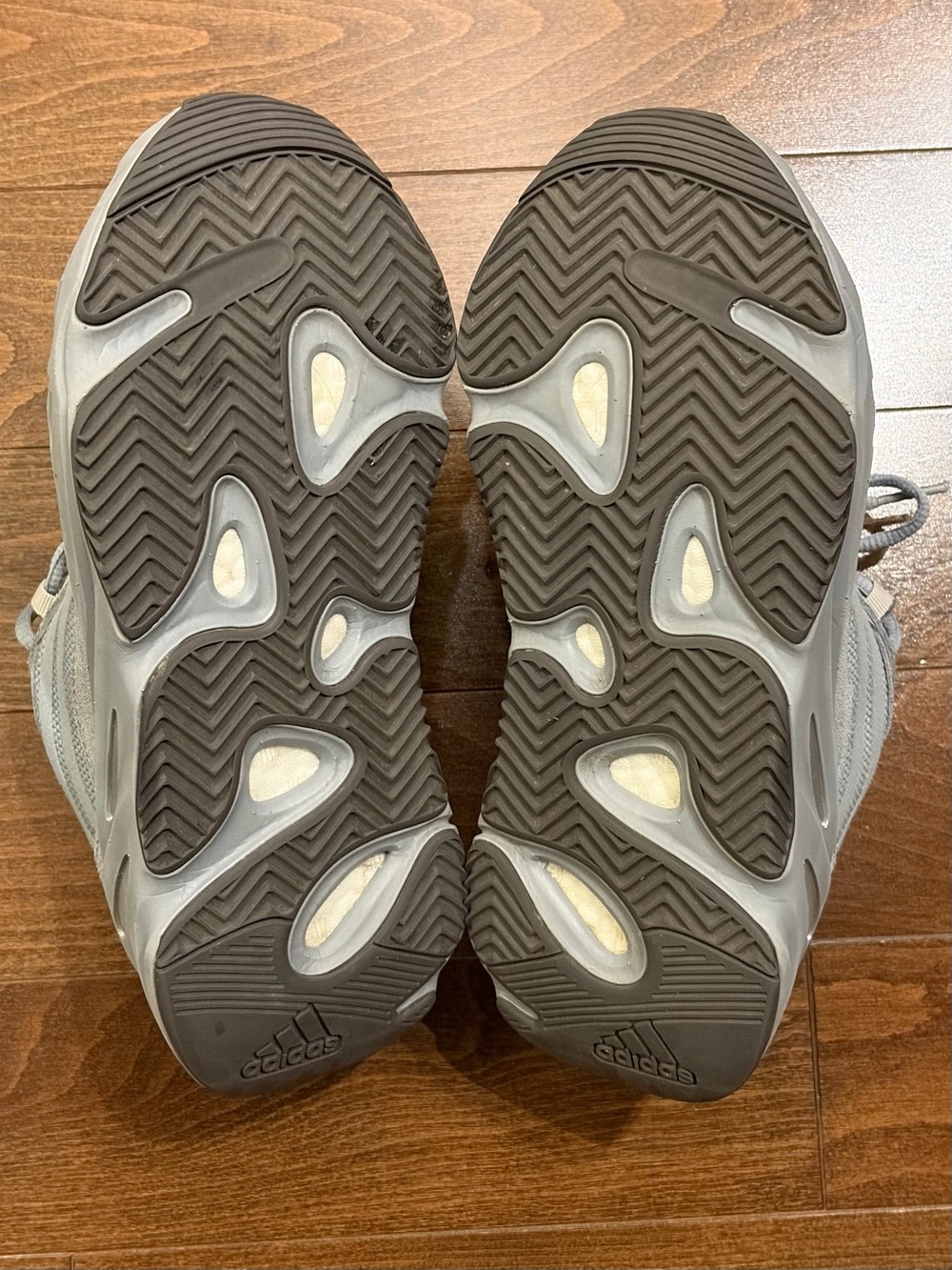 YEEZY 700 V2 Hospital Blue YOUTH US 5.5 / W US 7 - Picture 5 of 8